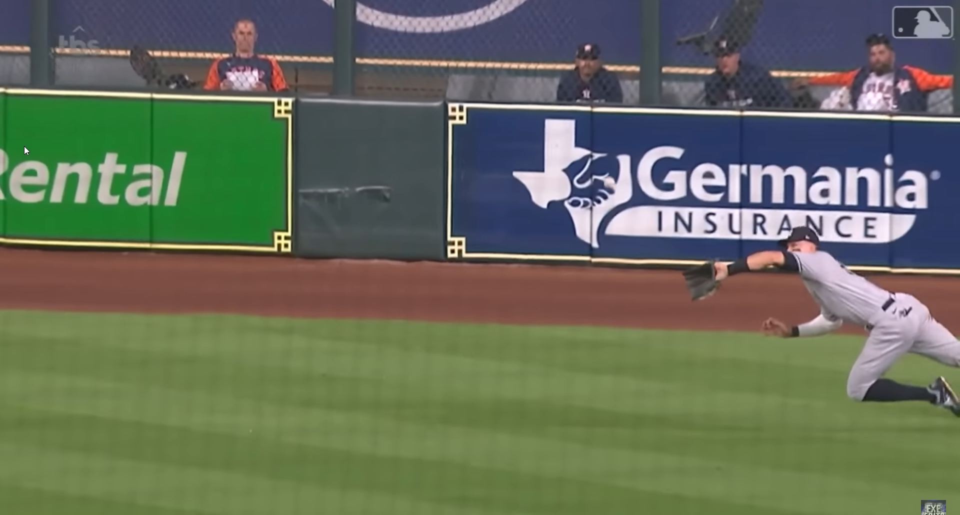 Aaron Judge making a diving catch during the 2022 ALCS