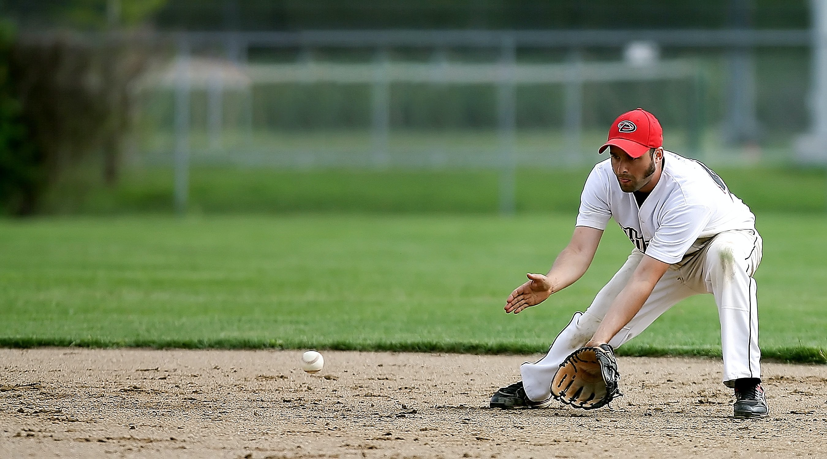 A baseball fielder looking to make a tag out.